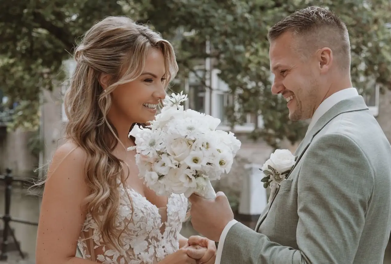 Bruidspaar met boeket