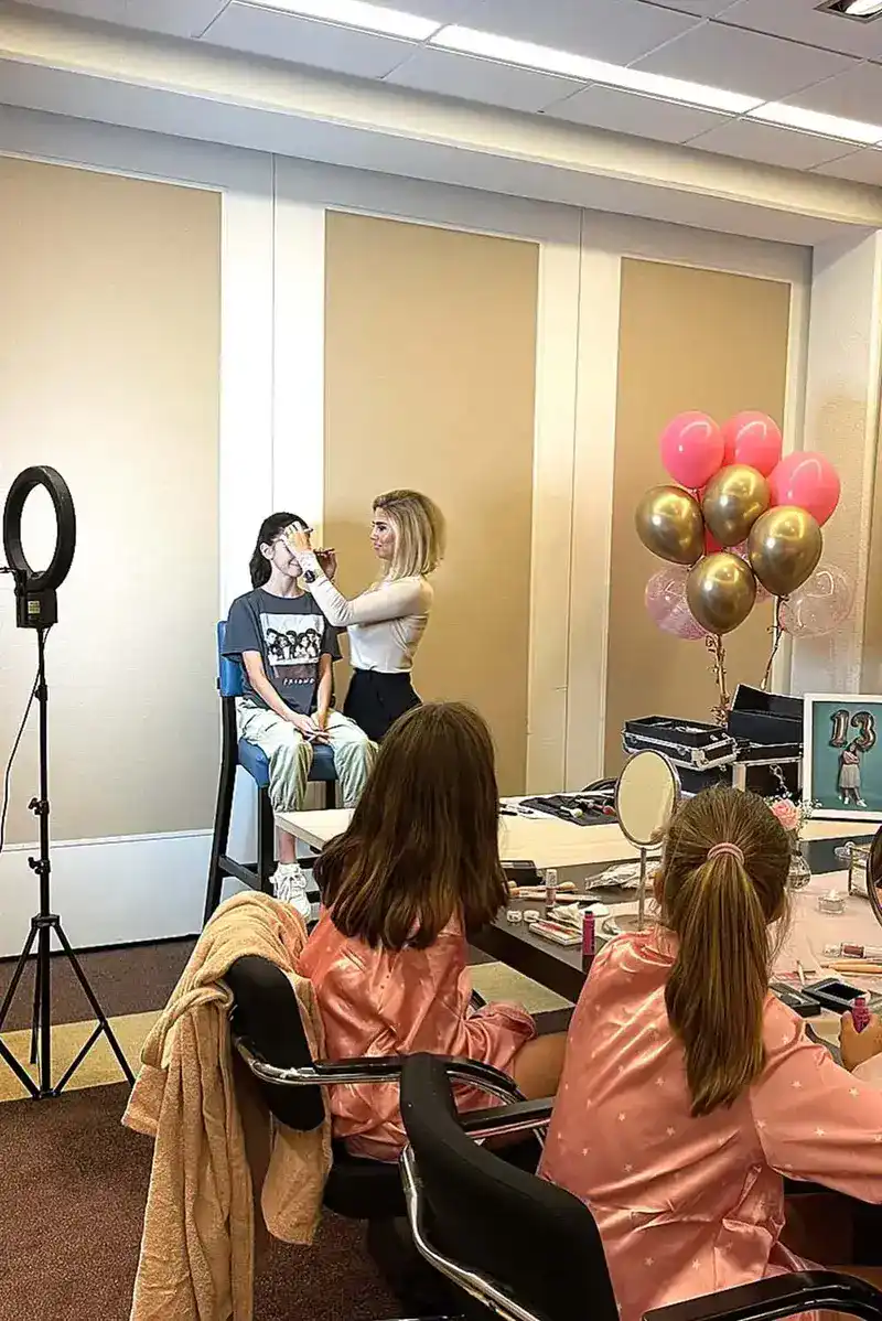 Make-up workshop in salon