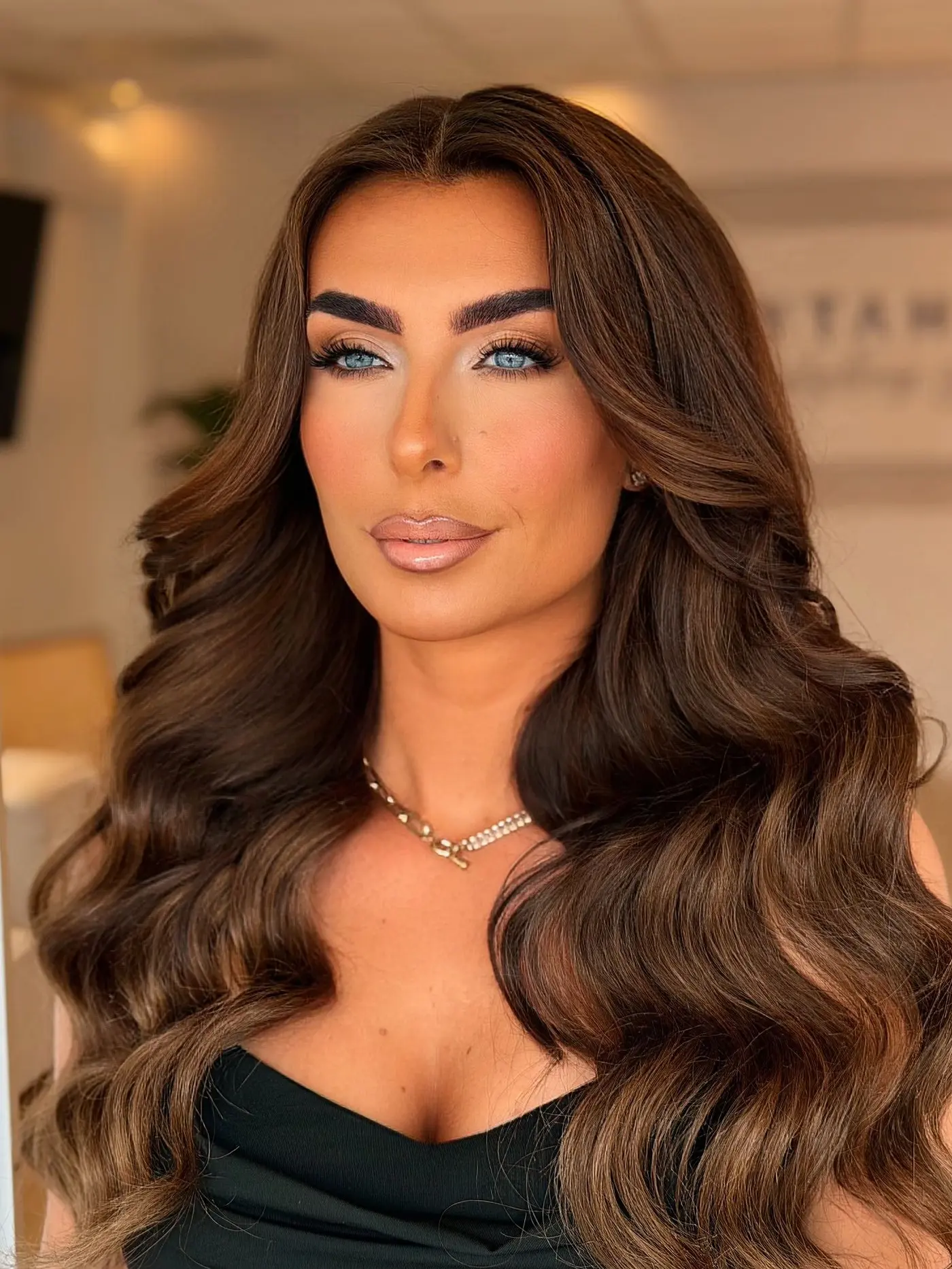 Bruidsmakeup met glam brunette golven