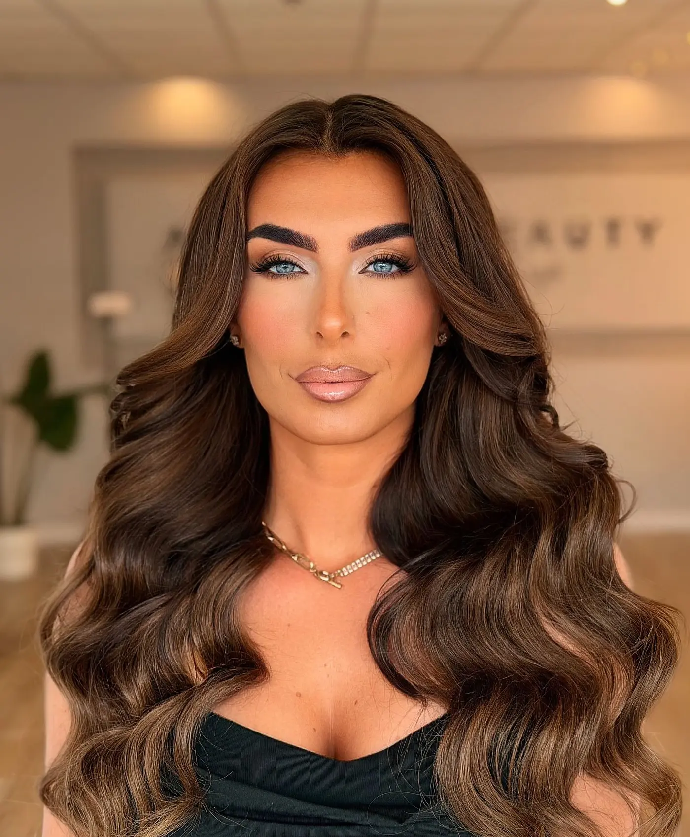 Bruidsmakeup brunette curls salon