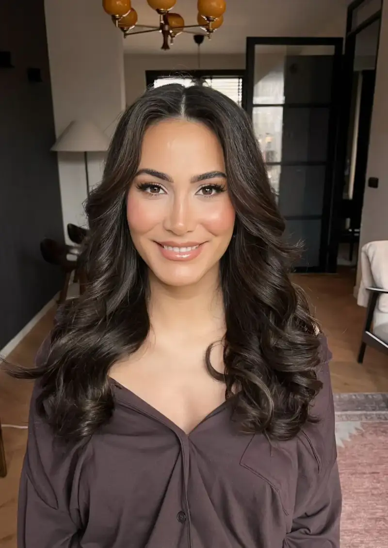 Bruid met donkere krullen blauwe top